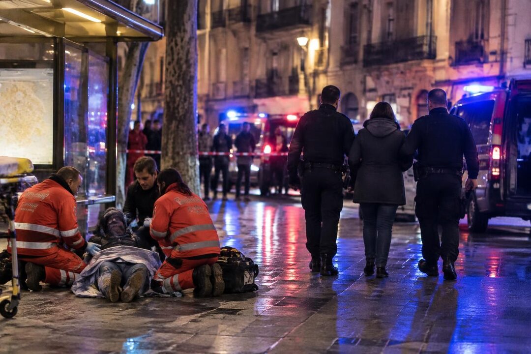 à marseille, un homme sans-abri a été grièvement blessé au couteau. une femme d’une quarantaine d’années a été interpellée.